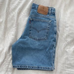 ❌SOLD❌Vintage Levi’s Relaxed Fit 550 Denim Shorts | Size 32”